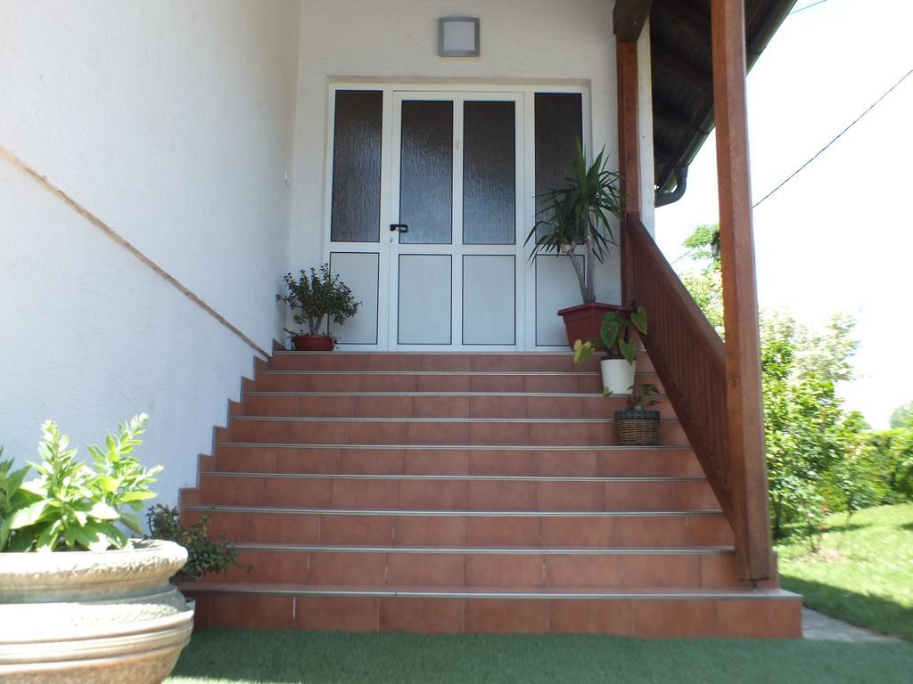 Apartment Bastaja سلوني الغرفة الصورة
